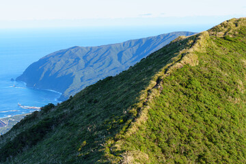 尾根の山道と海の風景　八丈富士　八丈島