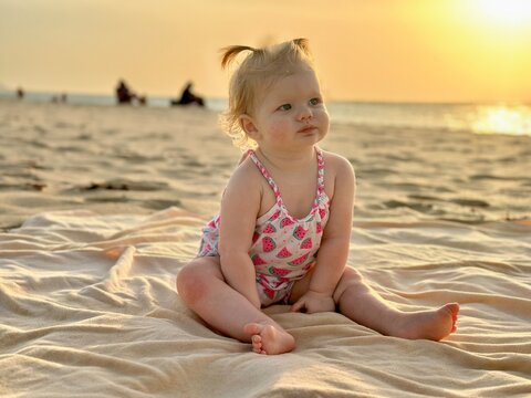 Bébé de 12 mois à la plage