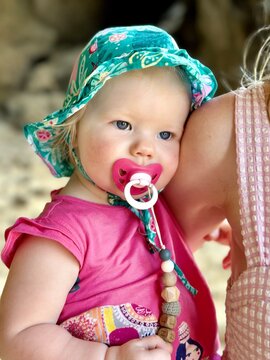 B&eacute;b&eacute; blonde et ta tute en rose et chapeau