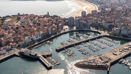 Dijo, vista aerea del muelle deportivo y playa San Lorenzo