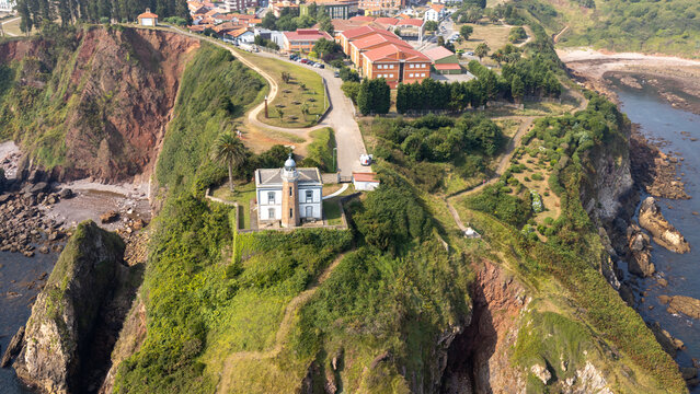 faro de candas sobre el acantilado. vista a &aacute;rea 