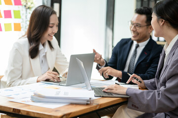 Obraz premium Asia business meeting consultations of business people in the company's meeting room. 