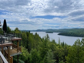 Vue depuis un hotel sur un fleuve dans la nature