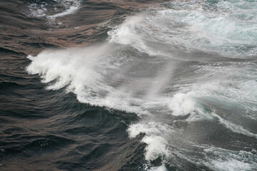 Gischt auf den Wellen bei starkem Orkan auf offener See