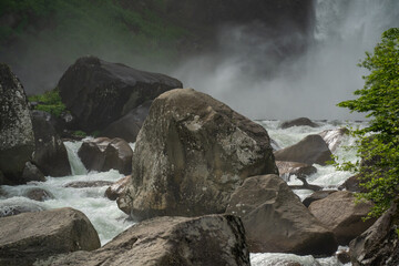 苗名滝の飛沫と川の激しい流れ