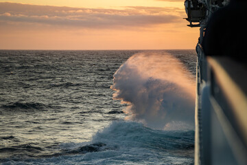 Gigantische Welle am Bug eines Kreuzfahrtschiffes