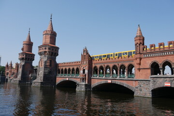 Fototapeta na wymiar Oberbaumbrücke in Berlin mit U-Bahn