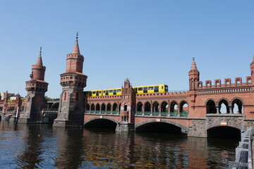 Fototapeta na wymiar Oberbaumbrücke Berlin mit U-Bahn