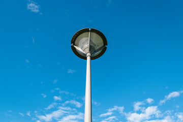 Poste de iluminação pública com um bonito céu azul de fundo
