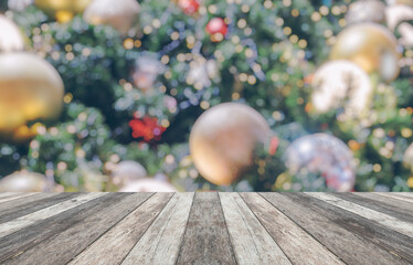 Obraz premium Empty wood table top with blur Christmas tree with bokeh light background