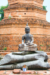 仏塔の前に奉られている仏像　タイ・アユタヤ