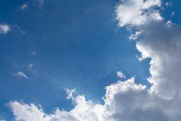 青空と雲と太陽の光