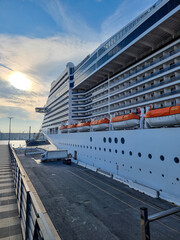 nave da crociera nel porto