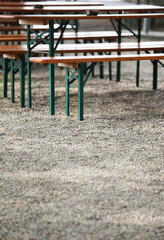 Tische und Bänke im Biergarten