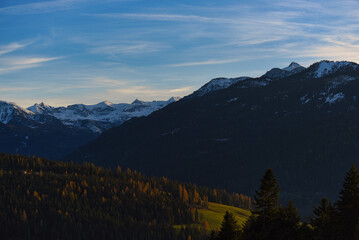 blick vom Roßbrand Radstadt auf Radstädter Tauern Obertauern im Sonnenuntergang unter blau Himmel mit Wolken zur goldenen Stunde blauen Stunde 
