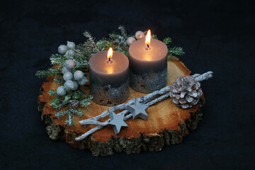 Weihnachts und Adventsdekoration: Kerzen mit Tannenzweigen und Weihnachtsschmuck auf einer...
