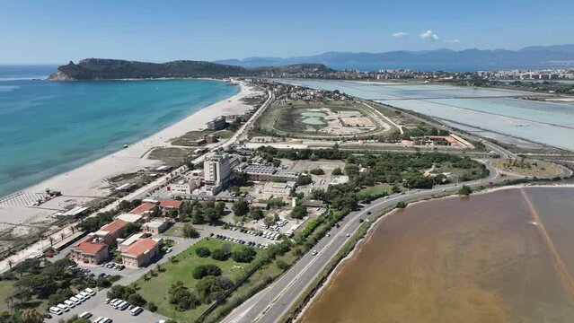 Vista panoramica del poetto con lo sfondo della sella del diavolo  a Cagliari 