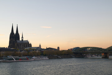Naklejka premium Kölner Dom am Rhein nach Sonnenuntergang im November 2022