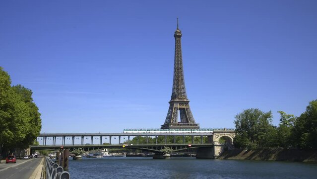 Le Pont de Bir-Hakeim et la Tour Eiffel, Paris, France