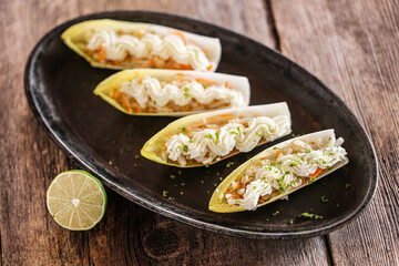 Endives de surimi et mousse au citron vert
