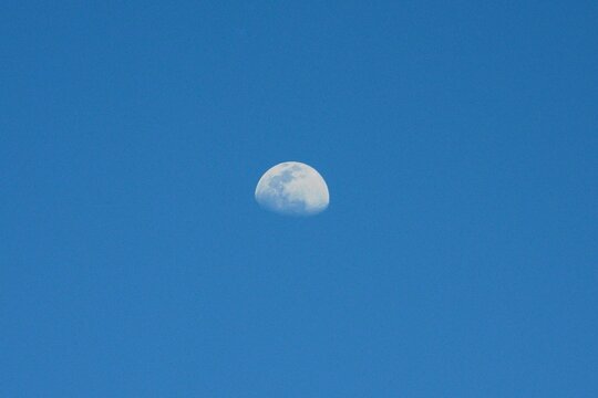 La luna empieza a asomar en el cielo azul de Malaga