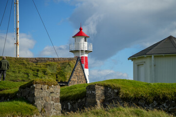 Fototapeta na wymiar Leuchtturm in der Stadt Tórshavn auf den Färöer Inseln