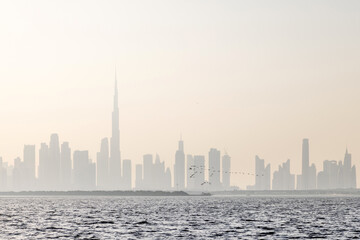 Obraz premium Dubai skyline at the sunset on a hazy day