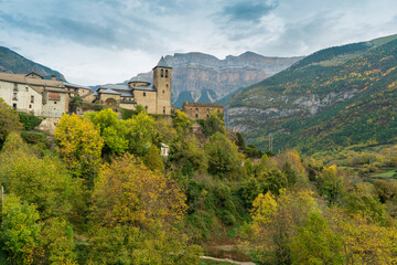 Fototapeta na wymiar Spectacular view of the Ordesa Valley with the colors of autumn. Ordesa and Monte Perdido National Park in Huesca, Aragon, Spain