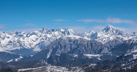 Fototapeta na wymiar Panoramasicht auf schneebedeckte Berge in den italienischen Dolomiten an einem sonnigen Wintertag