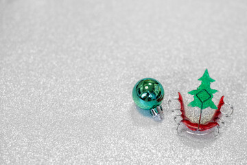 Kieferorthopädischer Weihnachtshintergrund mit Platzhalter. Weihnachtliche herausnehmbare Zahnspangen