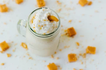 Foto op Plexiglas Closeup shot of refreshing caramel milkshake © Jeffrey Bethers/Wirestock Creators