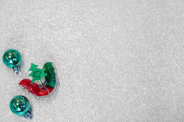 Zahnärztlicher Weihnachtshintergrund mit Platzhalter. Herausnehmbare Zahnspange in der...