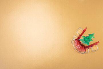 Zahnärztlicher Weihnachtshintergrund mit herausnehmbarer Zahnspange und mit Platzhalter