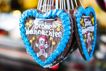 Lebkuchenherzen mit Frohe Weihnachten auf einem Weihnachtsmarkt in Düsseldorf