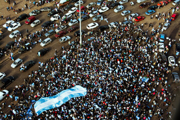Multitud festejando triunfo de Argentina en la Copa Mundial. - obrazy, fototapety, plakaty