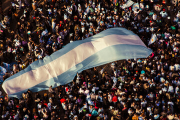Multitud festejando con la bandera Argentina. - obrazy, fototapety, plakaty