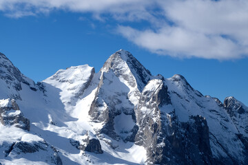 Fototapeta na wymiar Blick auf den Gipfel des Gran Vernel in den italienischen Dolomiten an einem sonnigem Wintertag