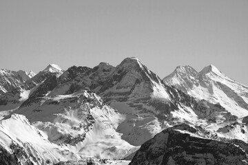 Fototapeta na wymiar Winterliche Berglandschaft in den Tiroler Alpen bei klarem Himmel