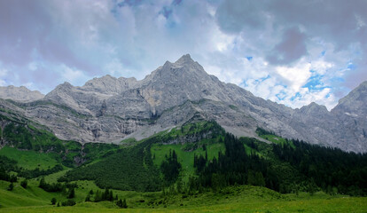 Spritzkarspitze im Karwendel-Gebirge vom Ahornboden in der Eng in den österreichischen Alpen aus gesehen