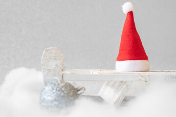Weihnachtlicher Hintergrund mit Platzhalter. Schlitten im Schnee mit silberner Weihnachtsbaumkugel
