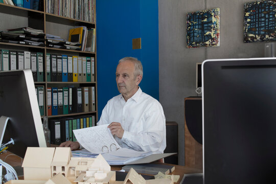 Senior businessman working in the office, Freiburg im Breisgau, Baden-W&uuml;rttemberg, Germany