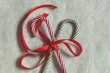 Bastones de caramelo con lazos y colores navideños que invitan a disfrutar del placer de regalar.