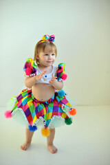 menina de circo feliz fantasia colorida 