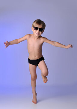 menino de f&eacute;rias promo&ccedil;&atilde;o de praia 