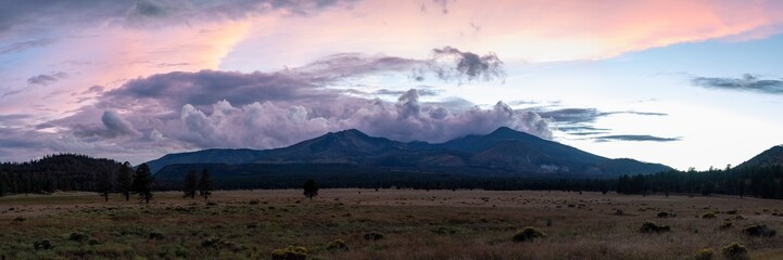 Fototapeta premium A panoramic view of the sunset over the mountains near Flagstaff, Arizona