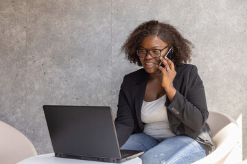 smiling business woman talking on the phone in cafe, phone call