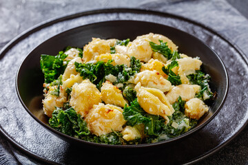 cheesy baked pasta with green leafy kale