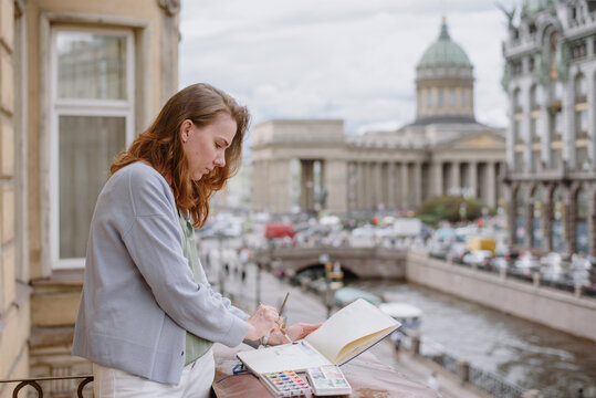 Woman painting en plein air 