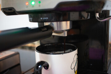 Preparando el café en la cafetera