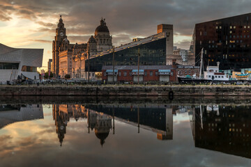 Naklejka premium Royal Liver Building and the Museum in Liverpool, image captured at sunset in the city center downtown docklands